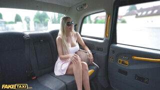 Fake Taxi - Florane Russel a világos szőke zsenge milf