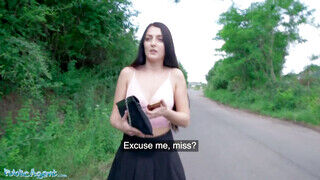 Public Agent - Katy Rose az erdőben kamatyol