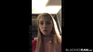 Hannah Hays lovagol a termetes faszon