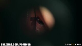 Alena Croft a kéjnő világos szőke táncosnő