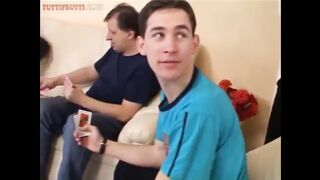 Zsuzsit a kisebbségi tinédzser lányt partiba nyomják