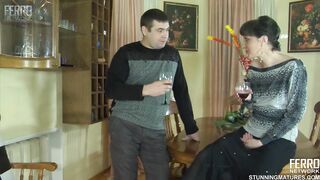 Orosz anyuci a nevelt fiával kamatyol