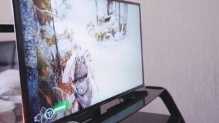 Gamer csajszika konzolozás helyett cerkát kap