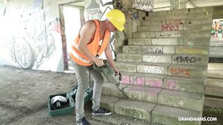 Termetes mellű érett nő hancúrozik a melóssal