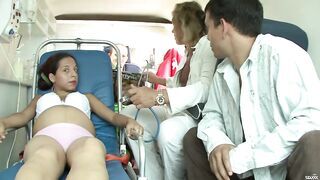 Terhes magyar kisebbségi kis csajt a mentőbe basznak