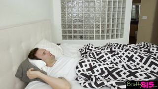 Perverz tinédzser pipi a nevelő faterjával szexel