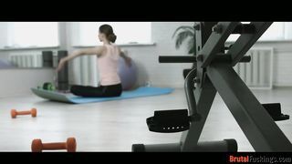 Jogázó tinédzser kis csajt dug análba az edő