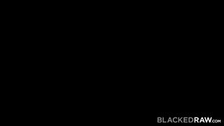BlackedRaw - Oxana Chic tinédzser nőci rábukik a faszra