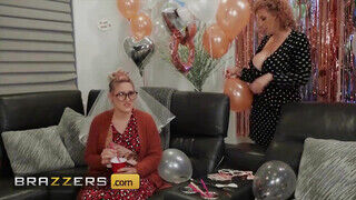 Brazzers - Sara Jay és Sally D'Angelo édeshármasban basznak