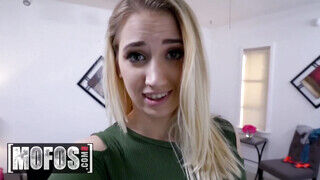 Mofos - Sierra Nicole a hapsija előtt kufircol