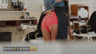 Brazzers - Marilyn Sugar a lotyó fodrász