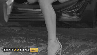 Brazzers - Nicolette Shea az óriás cicis vonzó anyuci