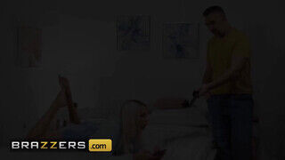 Brazzers – Chanel Grey rámászik a pasijára