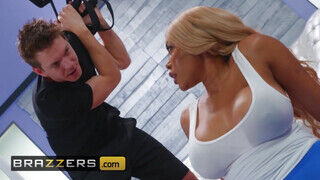Brazzers - Moriah Mills a óriási picsájú barna maca