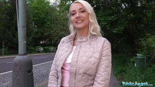 Public Agent - Helena Moeller a cseh turista bige
