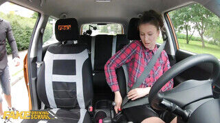 Fake Driving School - Emylia Argan rámászik a pasira
