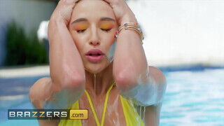 Brazzers - A spanyol zsenge pornós Abella Danger fenékbe reszelve