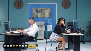 Brazzers - A csinos Romi Rain az irodában dug