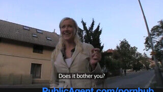 PublicAgent - Vicktoria Redd a kocsiban kufircol