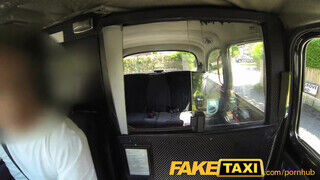 FakeTaxi - házas kis csajt csak rábeszéli a sofőr egy dugásra