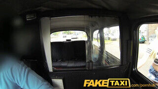 FakeTaxi - piros tornacipős szuka popó lyukba kéri