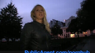 PublicAgent - Lilith Lee szeret hímvesszőt cidázni