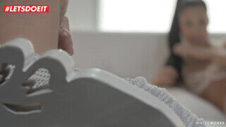 The White Boxxx - Apolonia Lapiedra a szuper dögös latin maca