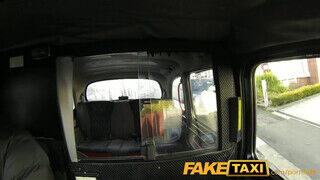 FakeTaxi - angol világos szőke lyuk istenien cidázza a cerkát