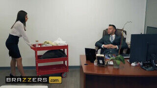 Brazzers - Ella Knox az óriás csöcsű latin amerikai maca