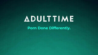 ADULT TIME - méretes cickós világos szőke óriási csöcsű barnával ollózik és hancúrozik
