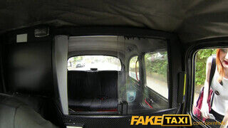 FakeTaxi dögös vörös szuka extra kannákkal