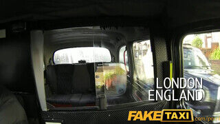 FakeTaxi világos szőke bigét nem nagyon zavarja az idősebb farok