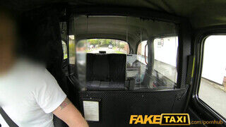 FakeTaxi 26 éves csajszinak nem elég a gigantikus bőrös virsli