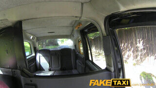 FakeTaxi dél amerikai pár egymásnak esik a hátsó ülésen