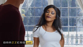 Brazzers - Kiki Minaj élvezi a termetes méretet