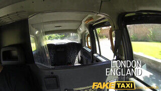 FakeTaxi amerikai félvér szuka szexelni akar
