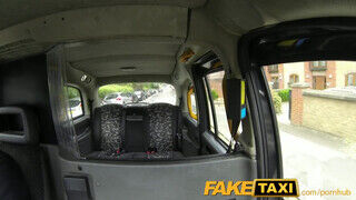 FakeTaxi - londoni túrista úgy kupakol mint egy profi