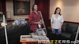 Brazzers - Angela White popókáját a melós döngeti