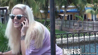 Mofos - Halle Von muffjába beverik alaposan