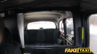 Fake Taxi gigászi pinájú lány zokniban kúr