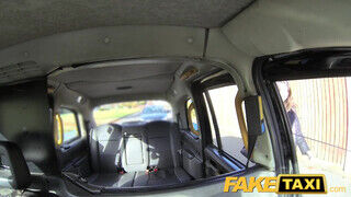 FakeTaxi Valentina Bianco herégi reszelve popóba