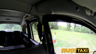 FakeTaxi még a sofőr popókáját is kinyalja a maca