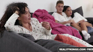 Reality Kings - Apolonia Lapiedra élvezi a vastag kárót