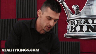 Reality Kings - a rádiós nőci kipróbálja egy négerrel