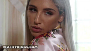 Reality Kings - Abella Danger fürdés után megdöngetve