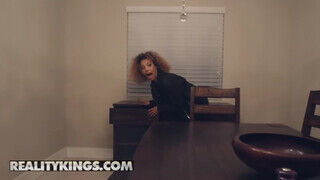 Reality Kings - Xianna Hill élvezi a méretes rúdat