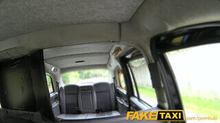FakeTaxi - Adreena Winters a tetkós repedtsarkú