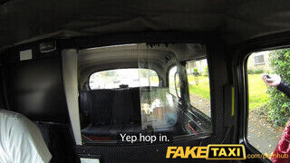 FakeTaxi - Georgie Lyall a taxiban reszel