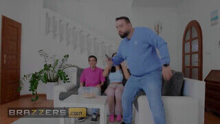 Brazzers - Jennifer Mendez fiatal fószer pöcsén lovagol