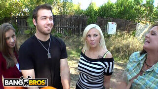 BANGBROS - Három kis csajt kúrnak a srácok